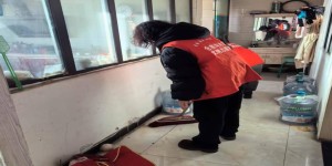仓泉社区开展自建房楼道杂物及辖区卫生清理活动
