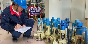 拆卸送检安全阀 构筑热网“安全墙”
