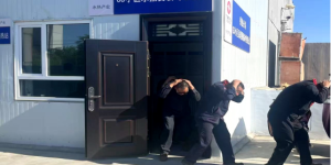 筑牢安全防线，班组抗震演练进行时