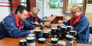 班组员工积极开展压力表拆卸送检工作