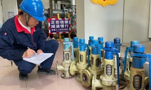 拆卸送检安全阀 构筑热网“安全墙”