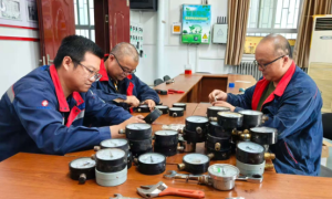 班组员工积极开展压力表拆卸送检工作